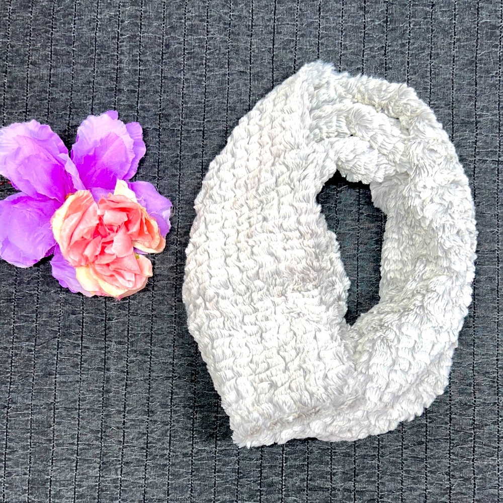 Guess Women's Gray Faux Fur Loop Twisted Wrapped Wrap Scarf Super Soft